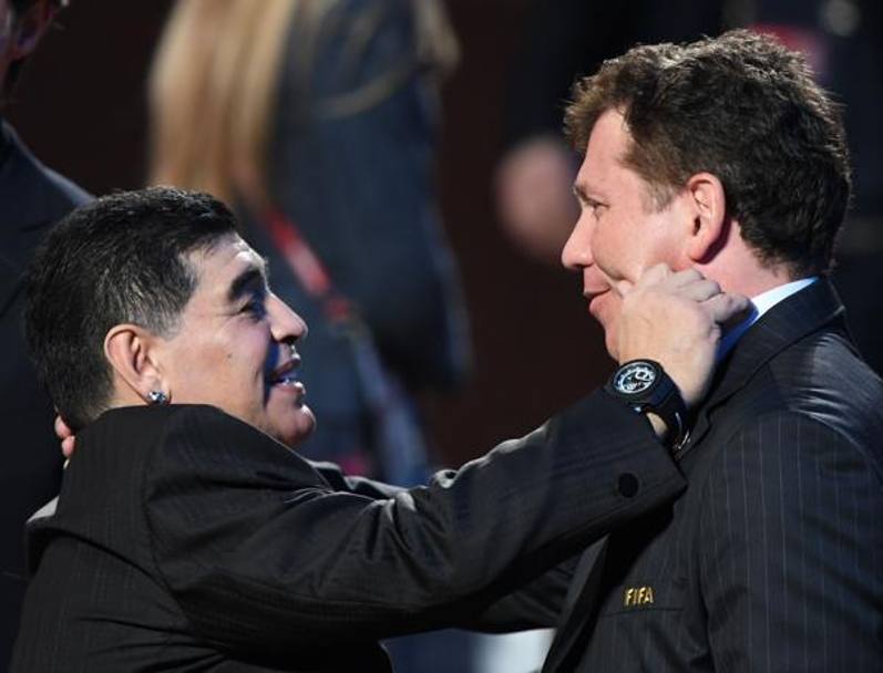 Maradona scherza con il membro della Fifa Alejandro Dominguez 